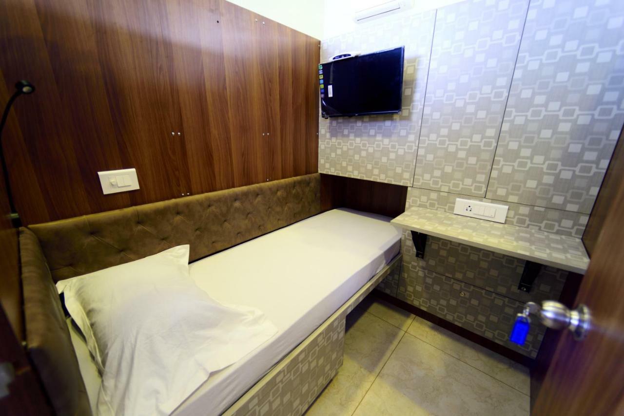 Bedspace- Capsule Ac Hotel มังคาลอร์ ภายนอก รูปภาพ