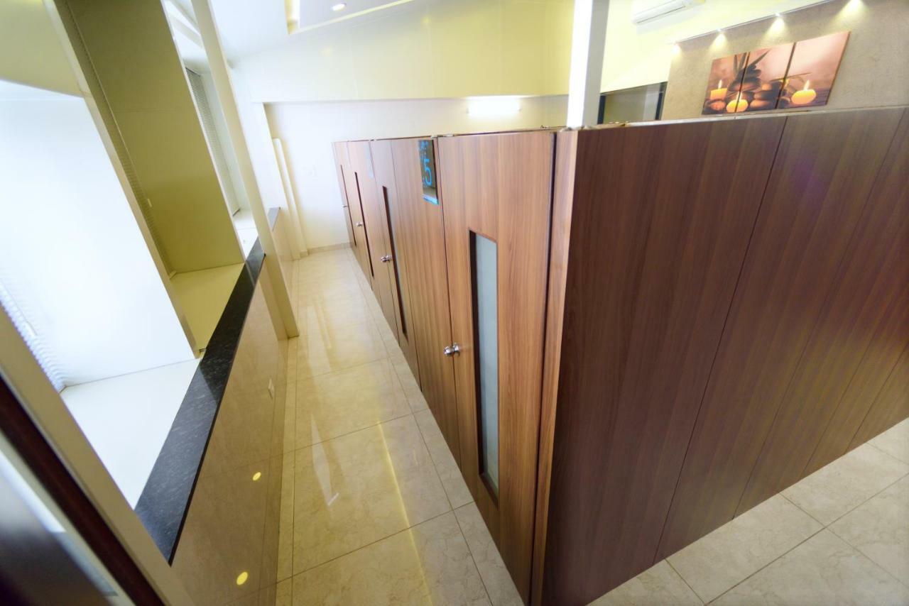 Bedspace- Capsule Ac Hotel มังคาลอร์ ภายนอก รูปภาพ